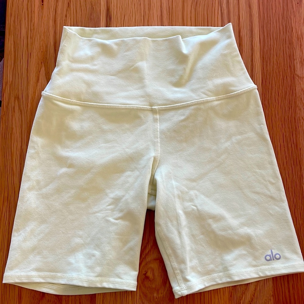 Alo High Waist 7” Pale Yellow Biker Short